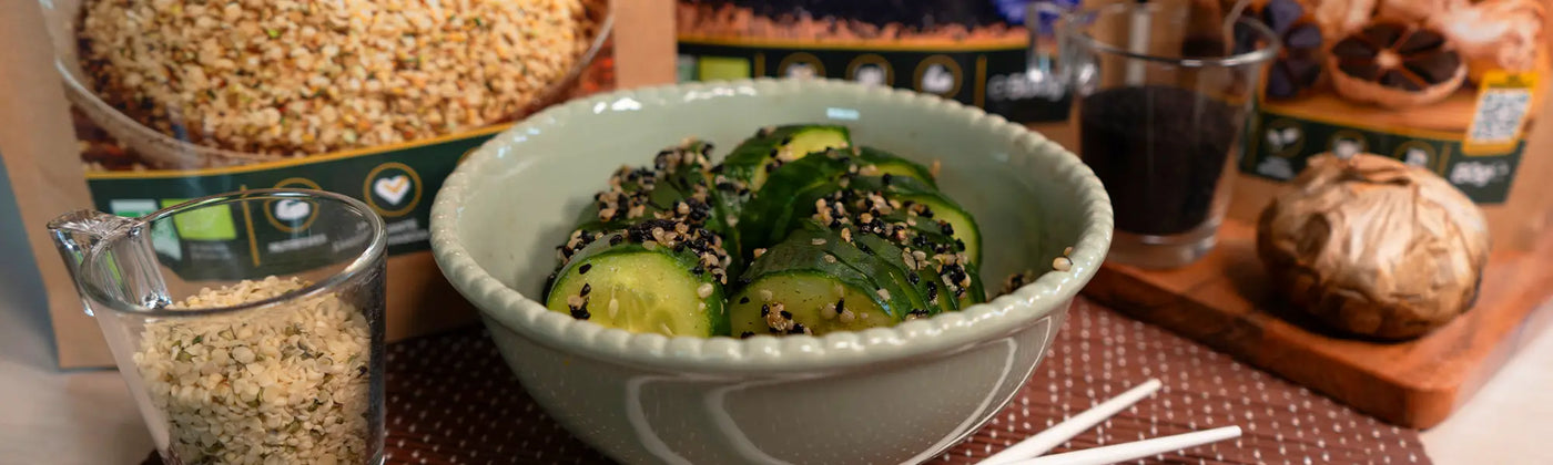 Receta fotográfica de ensalada de pepino asiática con semillas de amoseeds, especialistas en superalimentos orgánicos